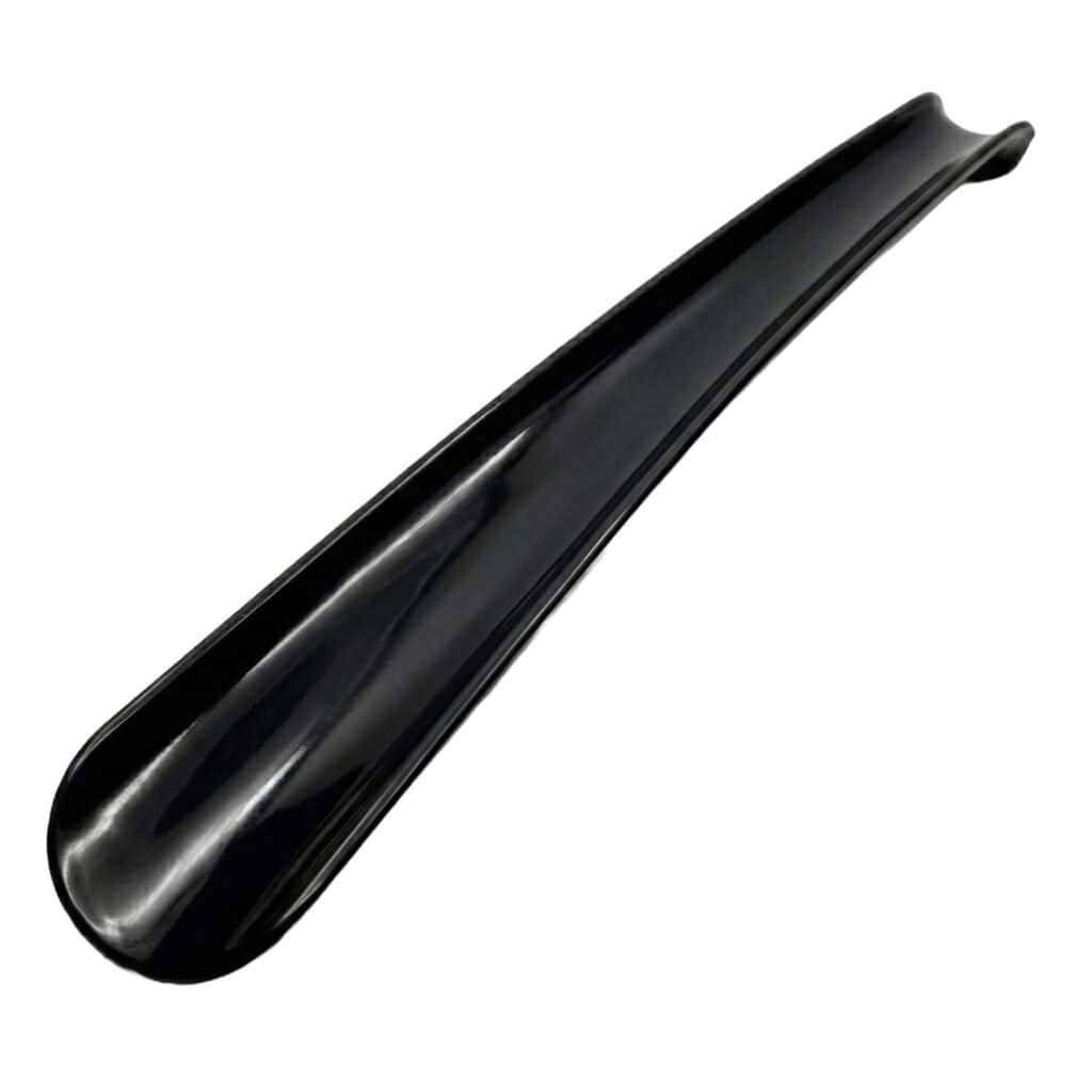 Czarna, długa plastikowa łyżka do butów o długości 60 cm, idealna do wygodnego zakładania obuwia.